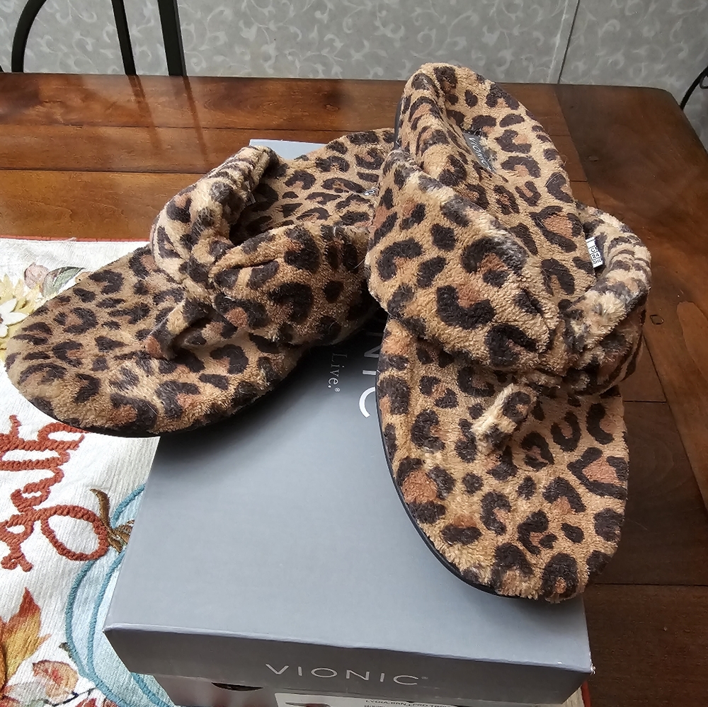 Vionic 7 1/2 Lydia Leopard Terry Flip Flops